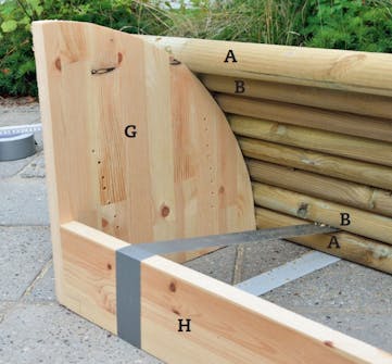 Afrundet væg af pæle på udendørs bruser Pæle til væg i udendørs bruser er skruet sammen